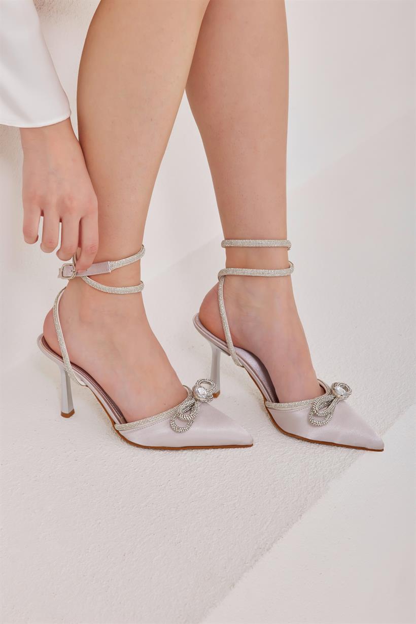 Gümüş Kadın Saten Taşlı Bilekten Bağlamalı Fiyonk Detaylı Topuklu Ayakkabı