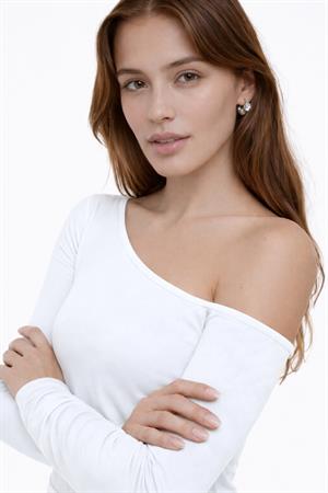 Beyaz Asimetrik Yaka Tek Omuz Çift Kat Pamuklu Bluz