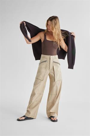 Kahverengi Kare Yaka Pamuklu Askılı Bluz