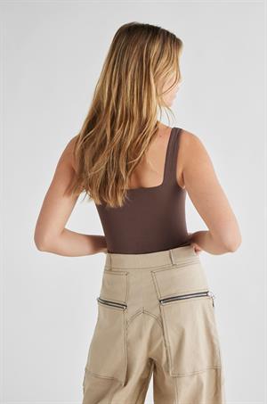 Kahverengi Kare Yaka Pamuklu Askılı Bluz