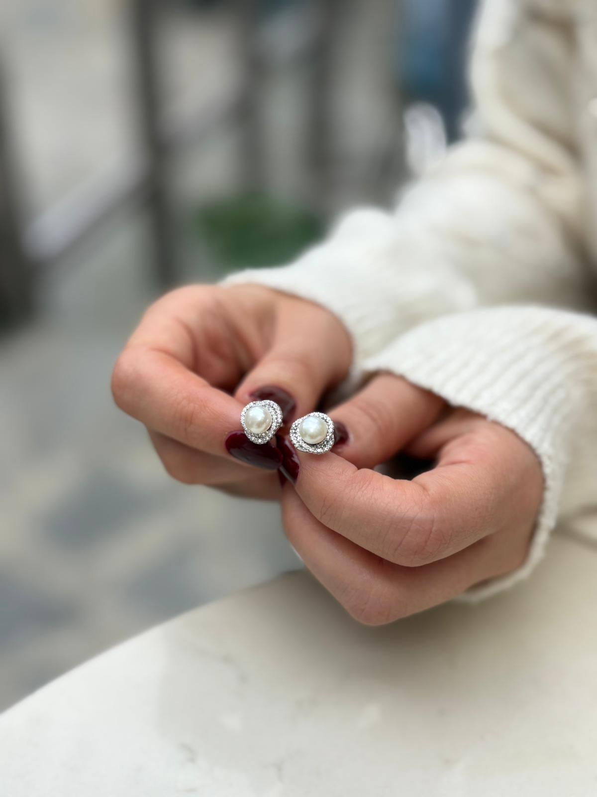 Kadın Gümüş İncili Vidalı Küpe 