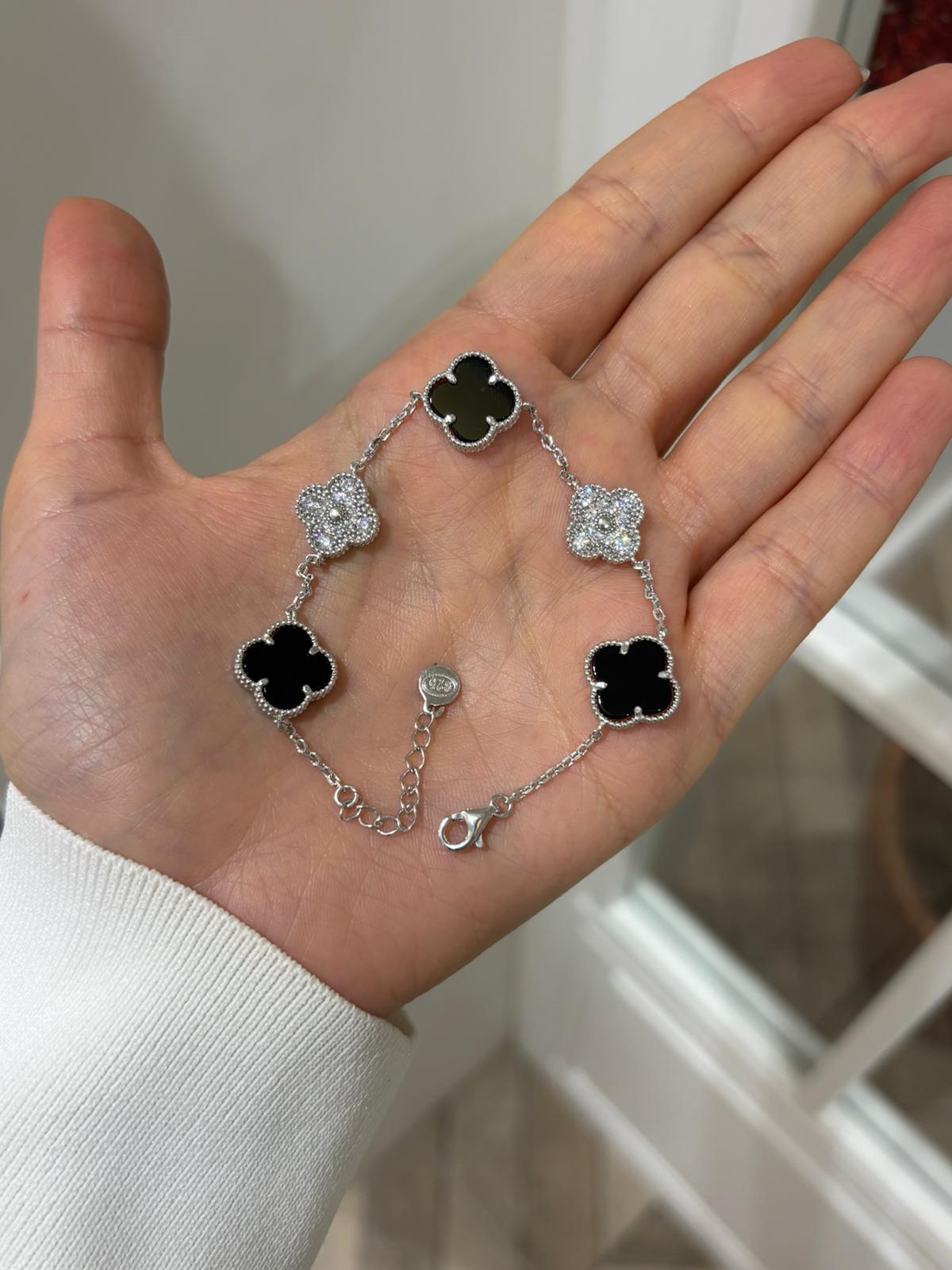 Kadın Gümüş Siyah Taşlı 5 Yoncalı Bileklik 