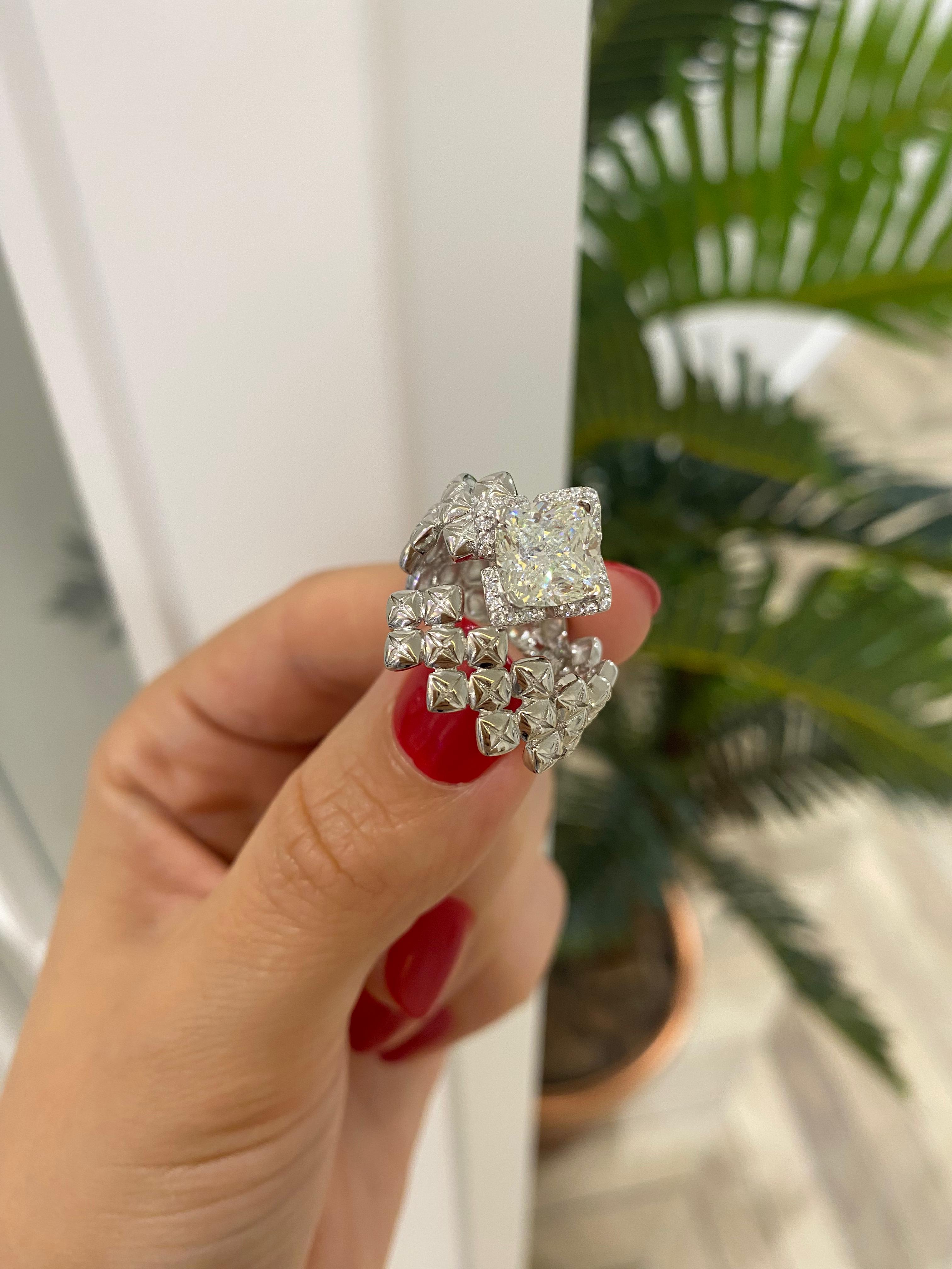 Kadın Gümüş Mozanit Taşlı Tasarım Yüzük