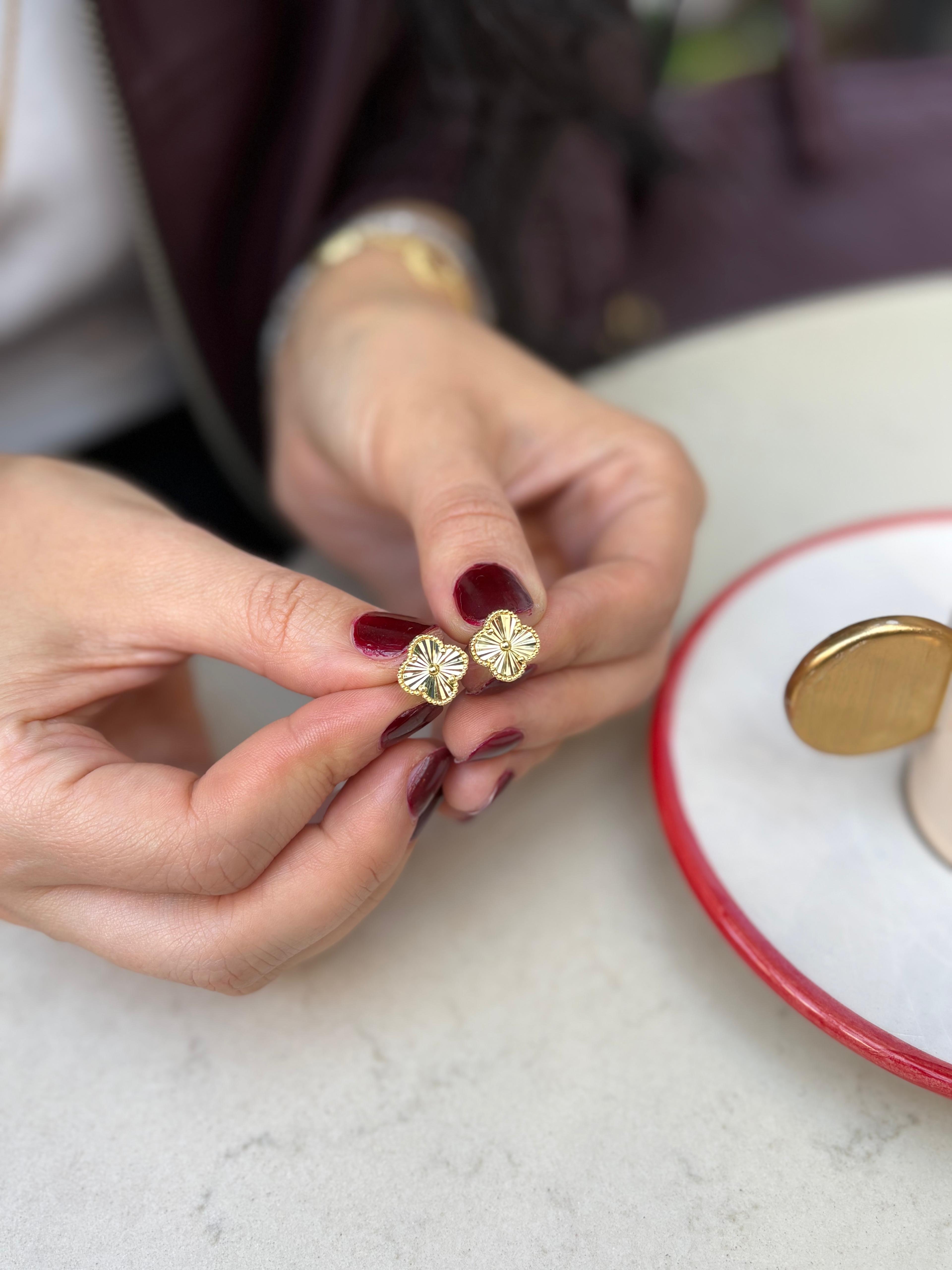 Kadın Gümüş Vidalı Yonca Küpe