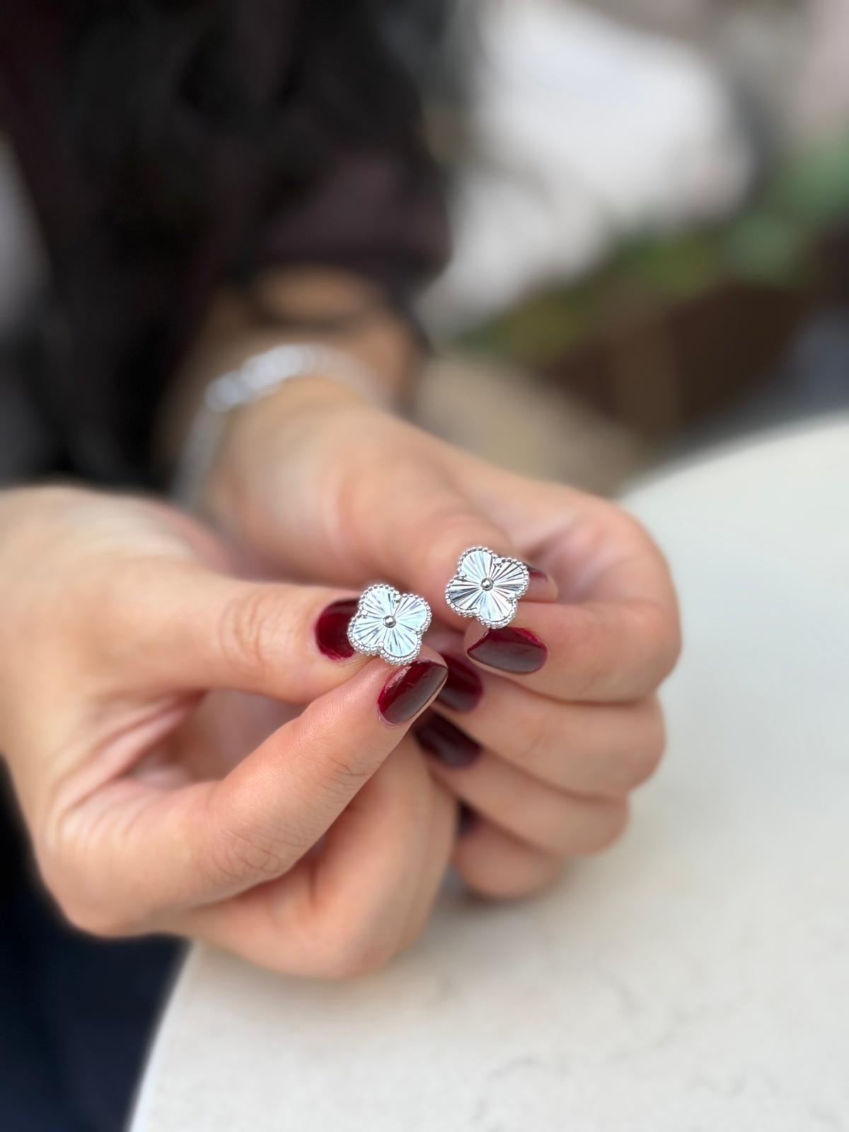 Kadın Gümüş Vidalı Yonca Küpe