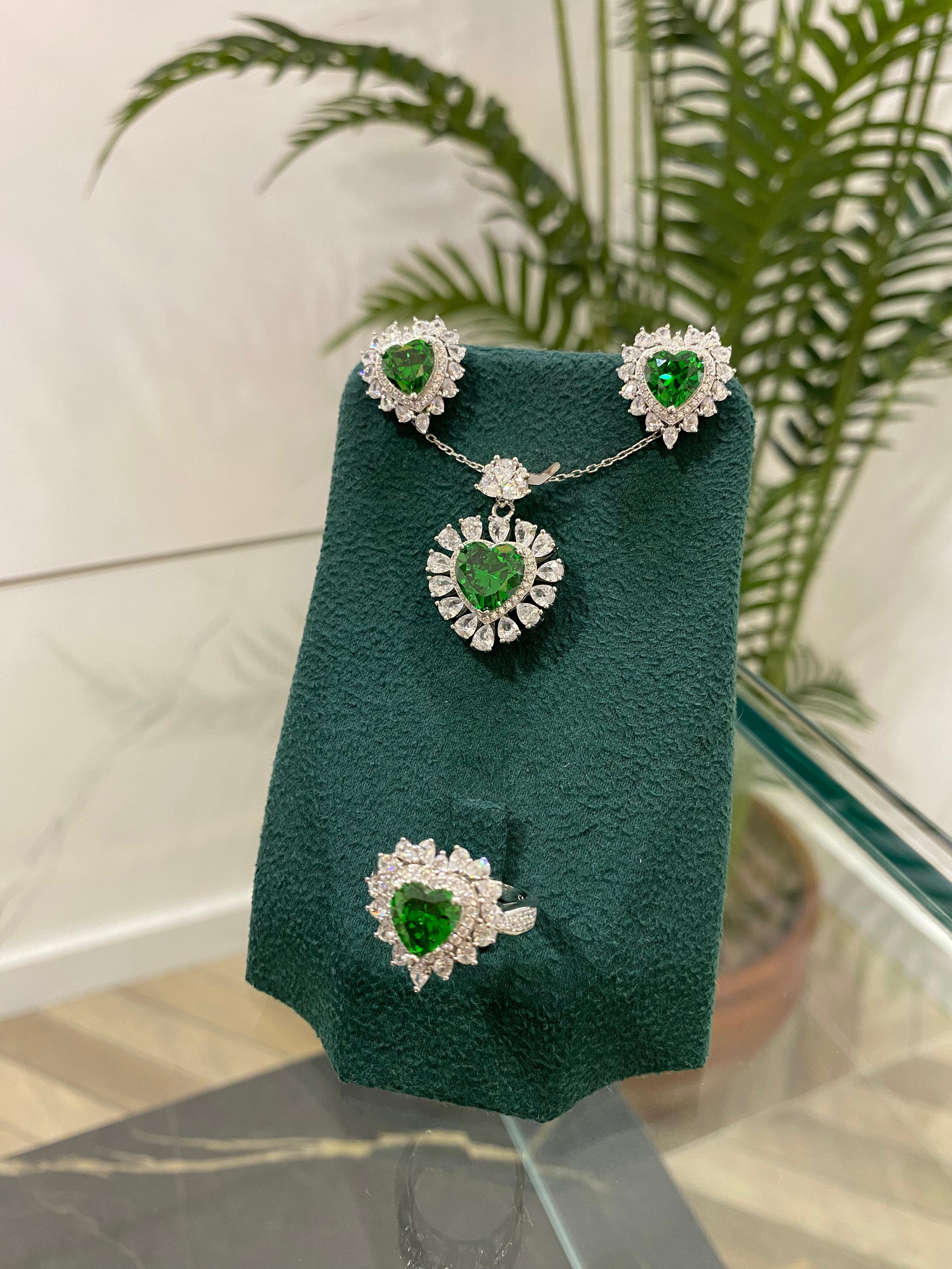 Kadın Gümüş Zümrüt Taşlı Kalp Set Takımı