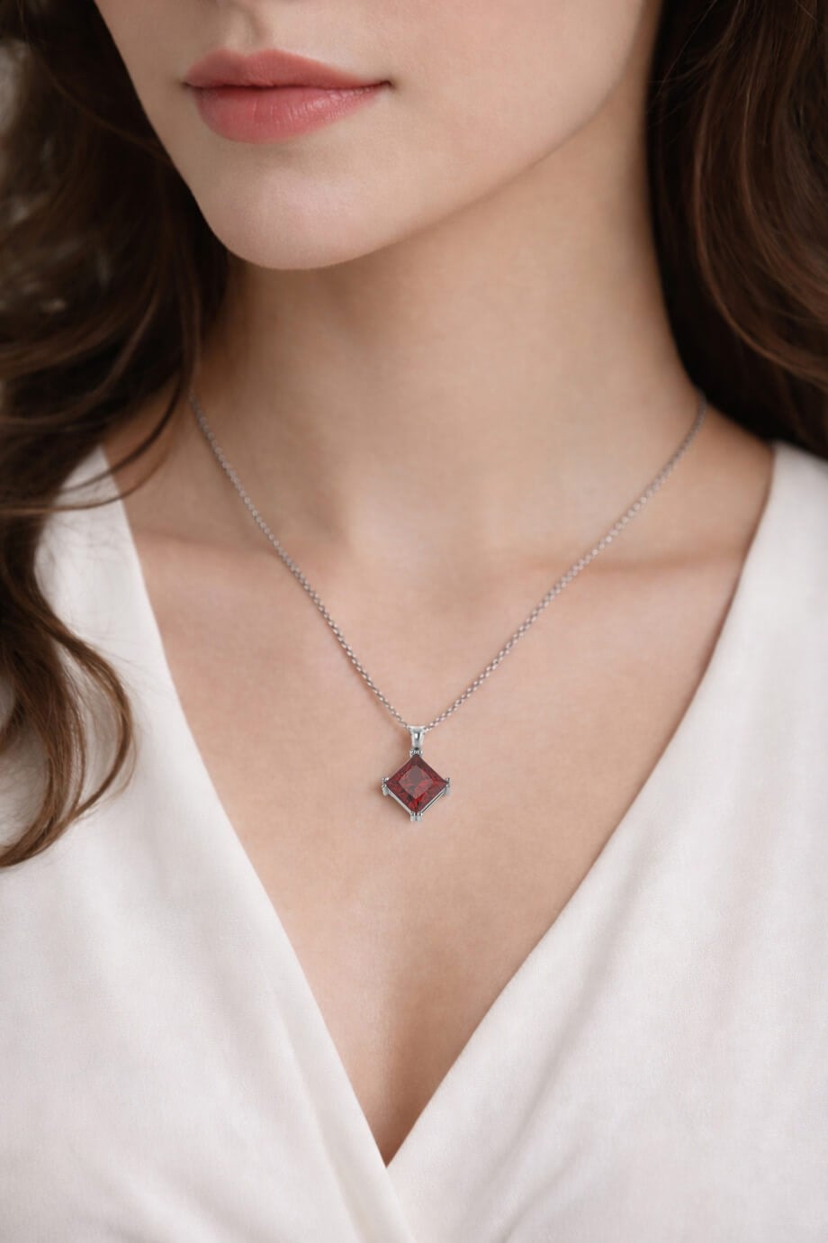 Prenses Kesim 6 mm Garnet Tek Taş Gümüş Kolye