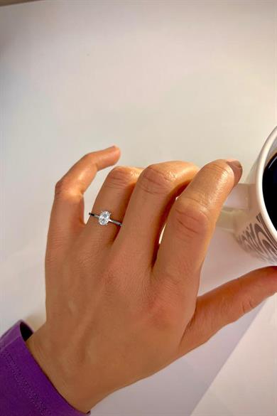 Oval Tek Taş Gümüş Yüzük