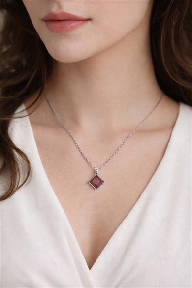 Prenses Kesim 6 mm Garnet Tek Taş Gümüş Kolye