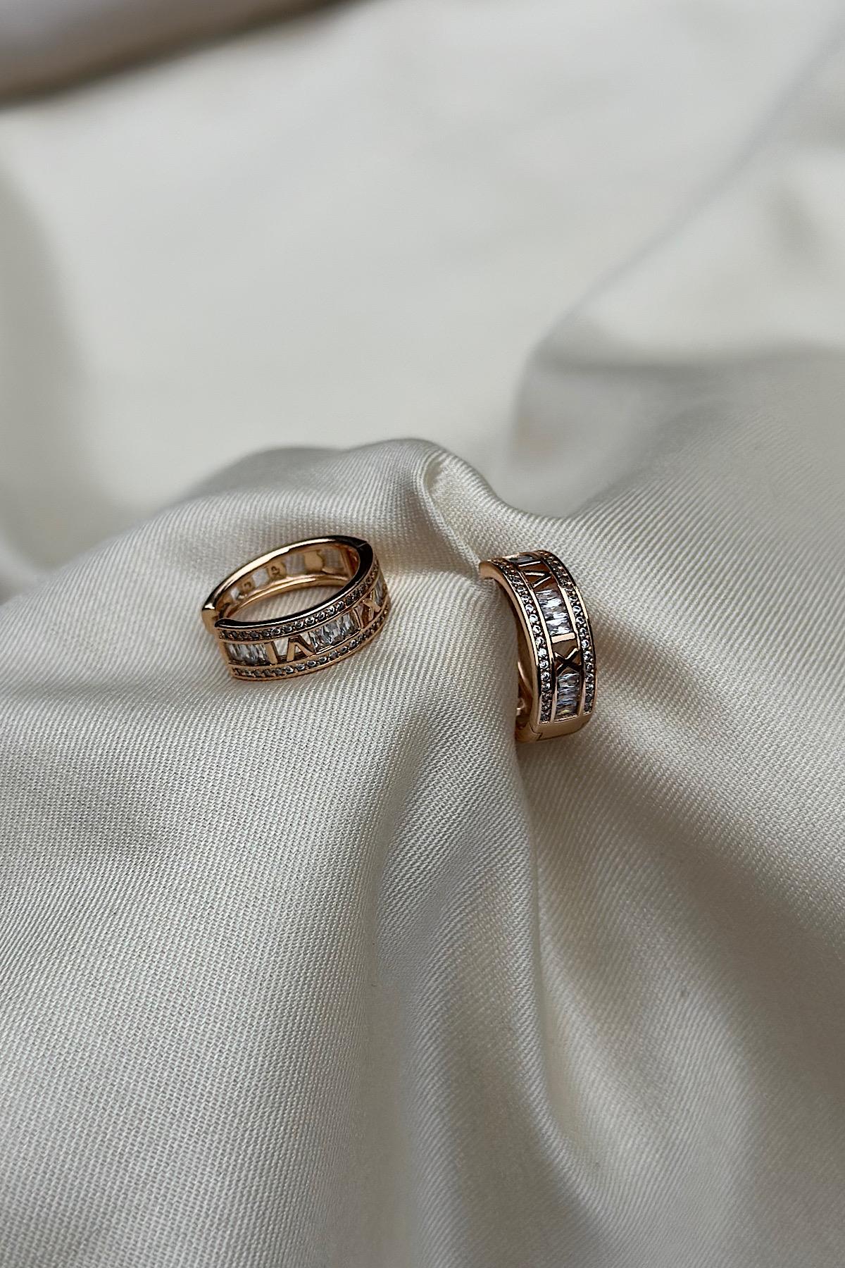 18K Gold Kaplama Roma Rakam Detaylı Baget Taş Premium Küpe