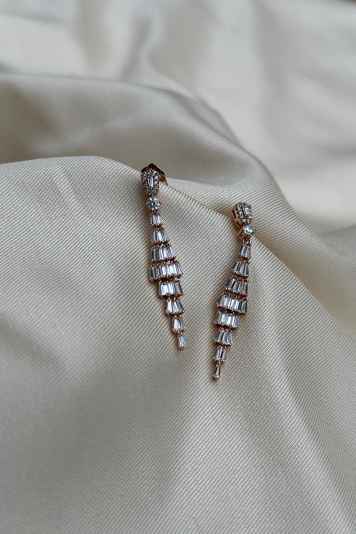 18K Altın Kaplama Taşlı Sallantılı Romantik Küpe