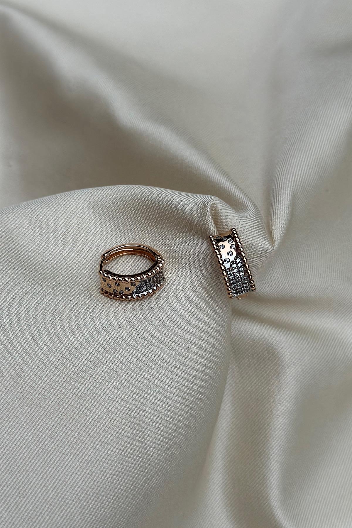 18K Altın Kaplama Asimetrik Taş Detaylı Halka Küpe