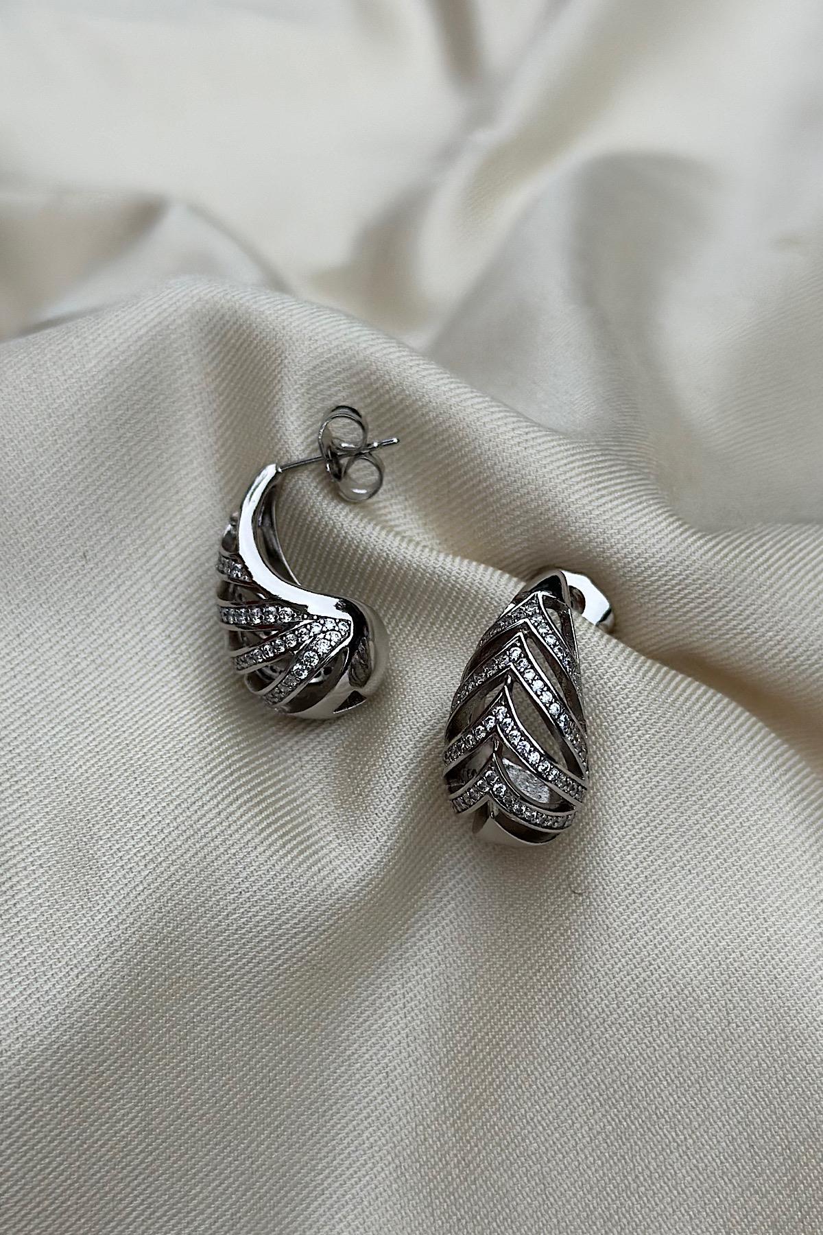 18K Gold Kaplama Botte V Sırataş Detaylı Küpe