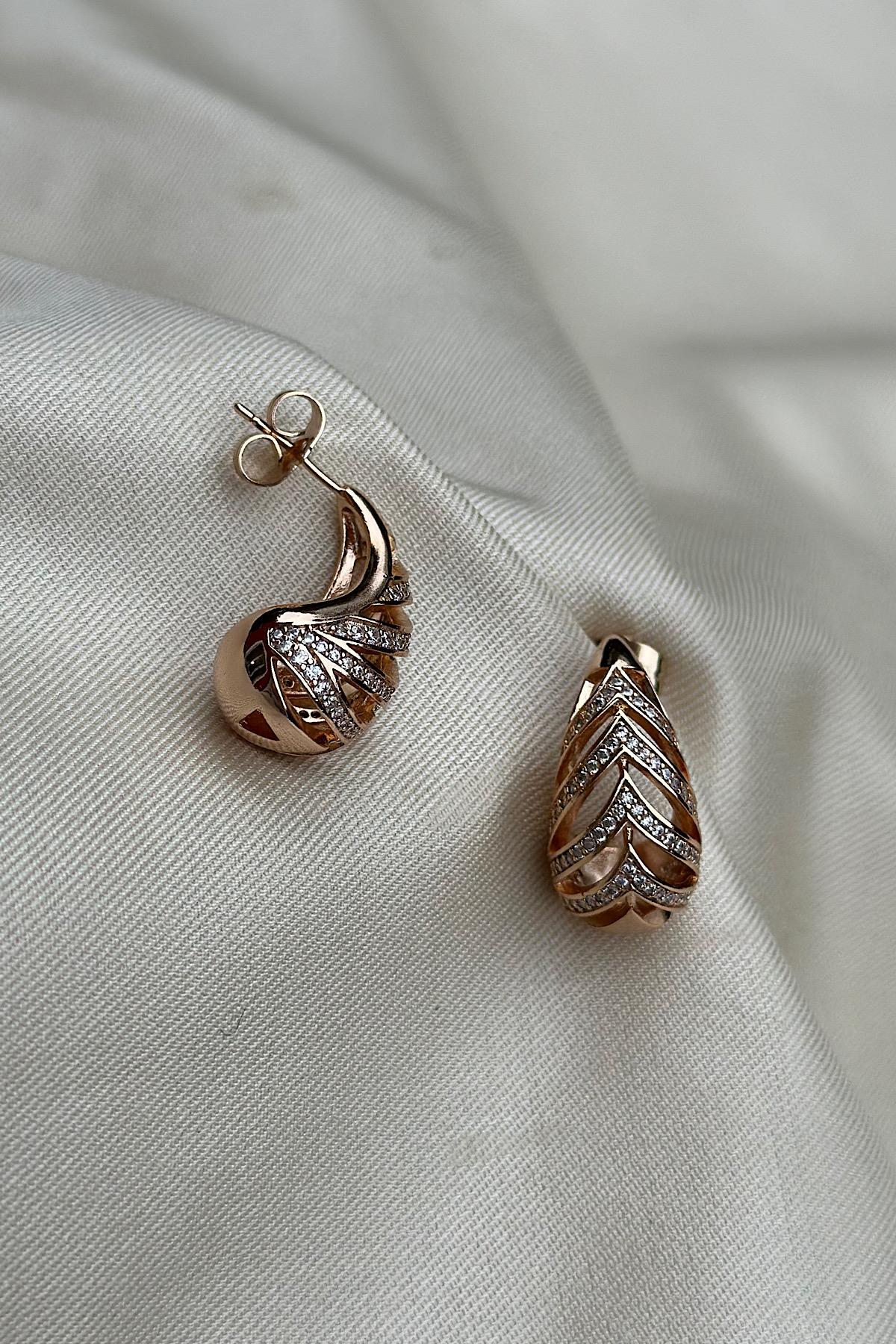 18K Gold Kaplama Botte V Sırataş Detaylı Küpe