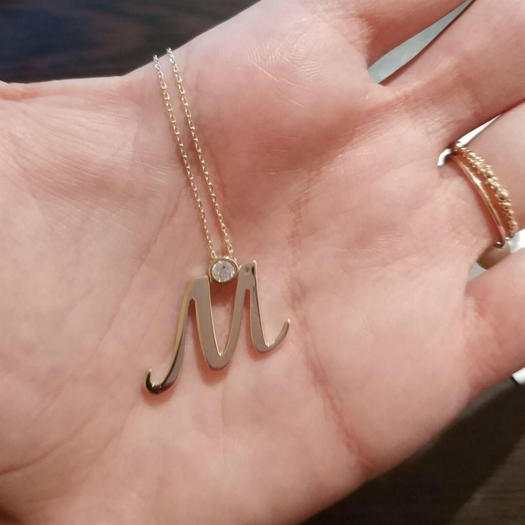 Tek Taş Harf Altın Kolye – Persona M Harfi