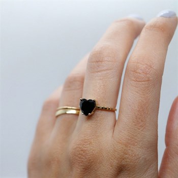 Kalp Kesim Altın Yüzük- Siyah Taşlı