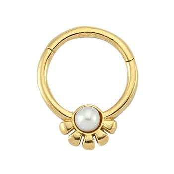 Altın Halka Piercing – İnci ve Yarım Papatya