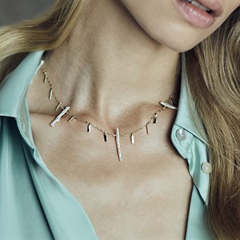 Çubuk İnci ve Plaka Pul Sallantılı Altın Zincir Kolye – Cordellia