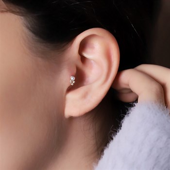 Helix Altın Piercing – İnci ve Sarkıt Üç Taşlı