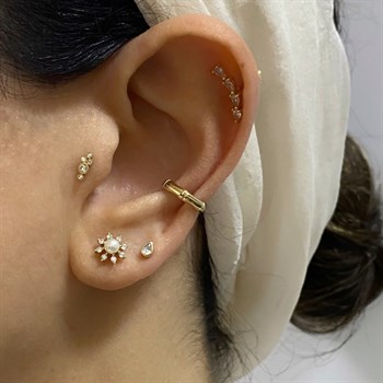 Tragus Helix Altın Piercing – Dört Taşlı Damla