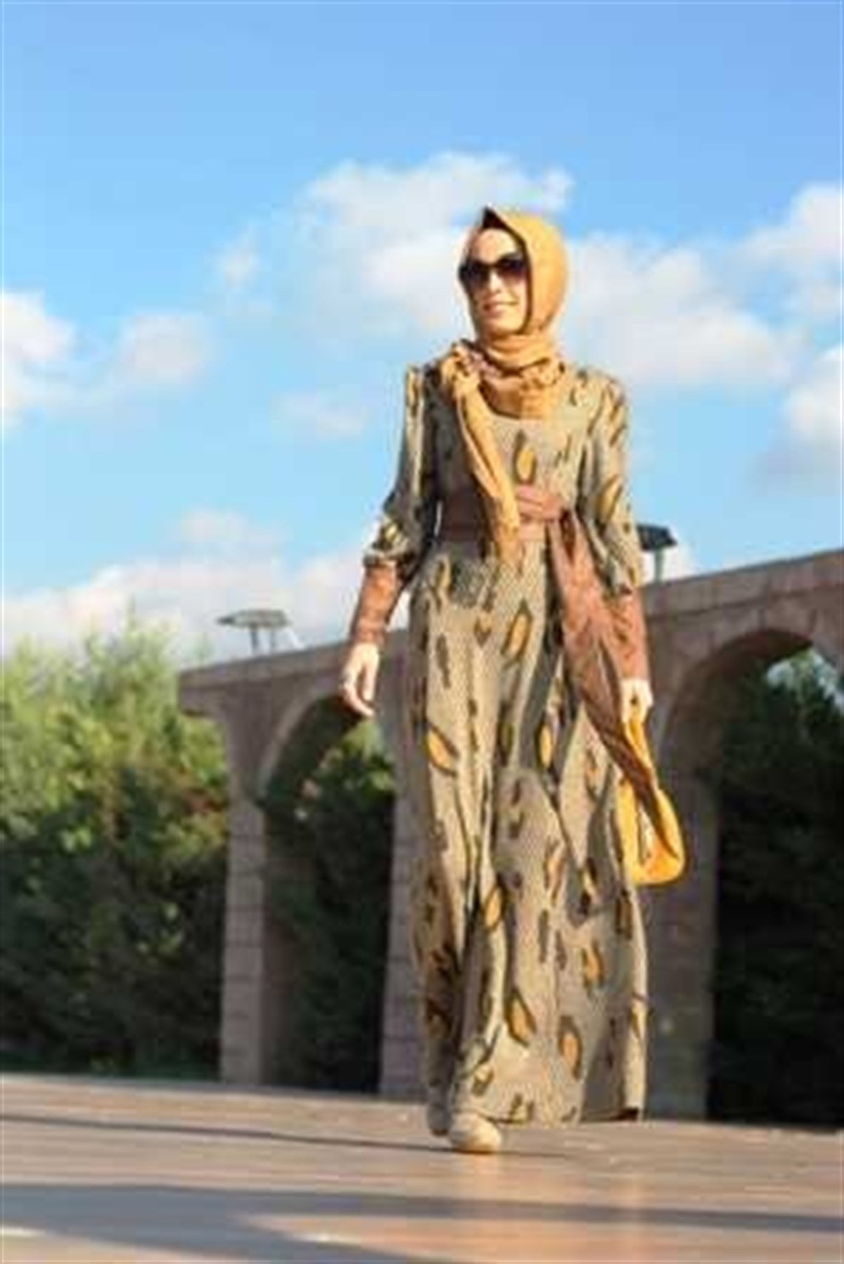 Koyu Bej Desenli Elbise