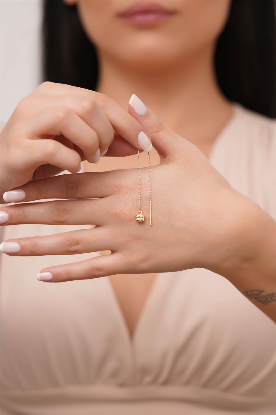 Altın Sallantılı Yonca Küpe