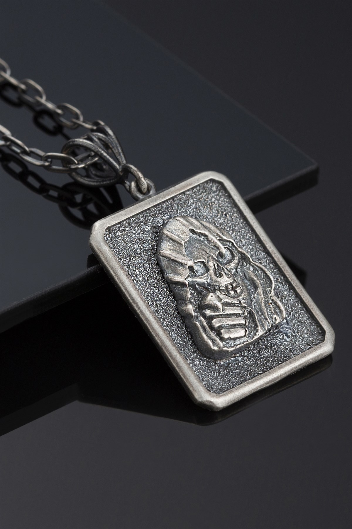 Gümüş Kuru Kafa Figürlü Erkek Kolye