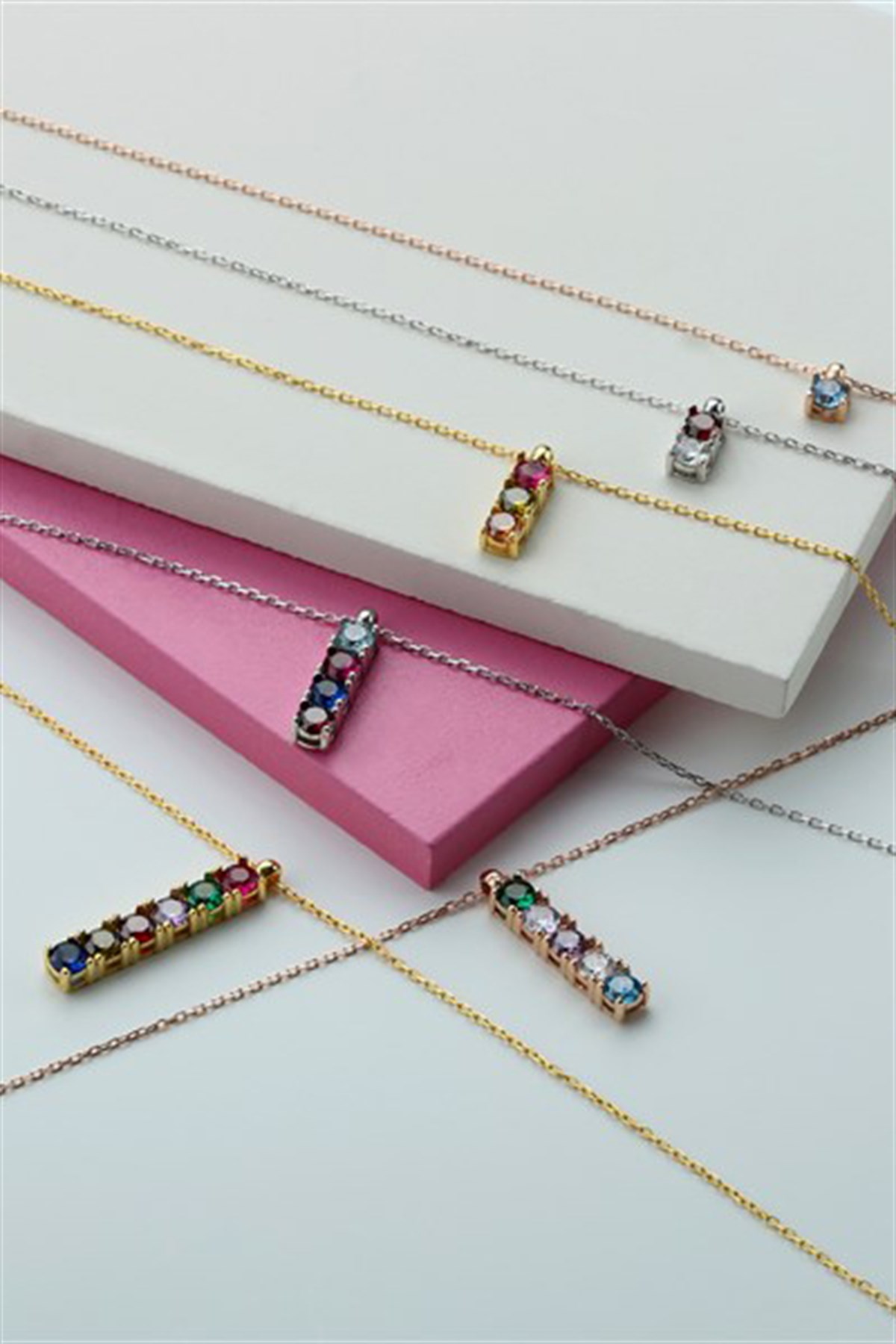 Gümüş Renkli Taşlı Kolye