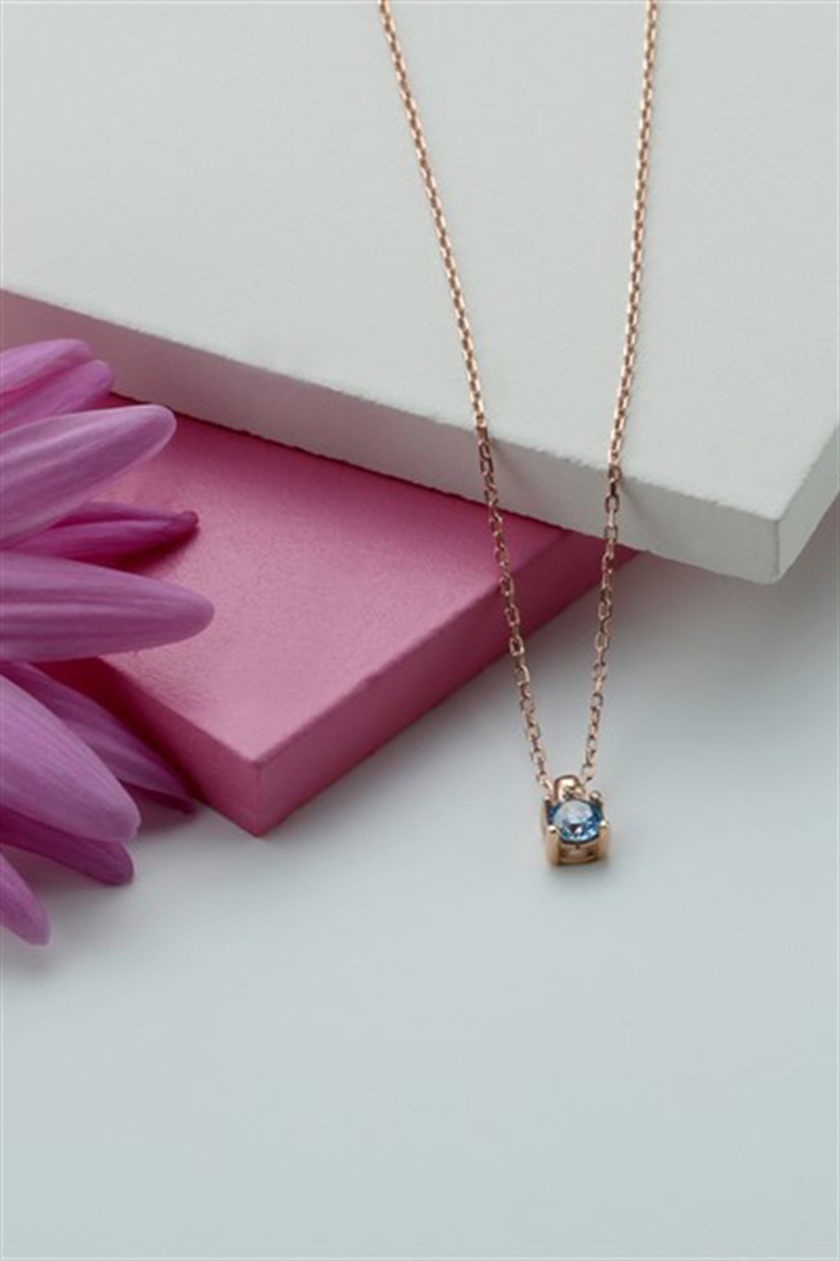 Gümüş Renkli Taşlı Kolye