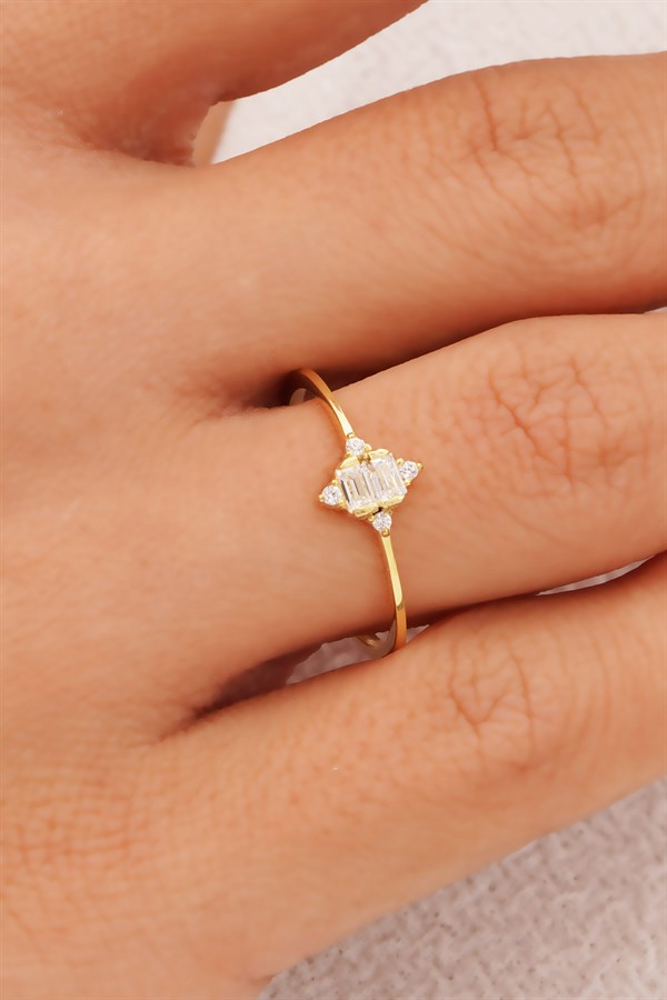 Altın Baget Taşlı Yüzük