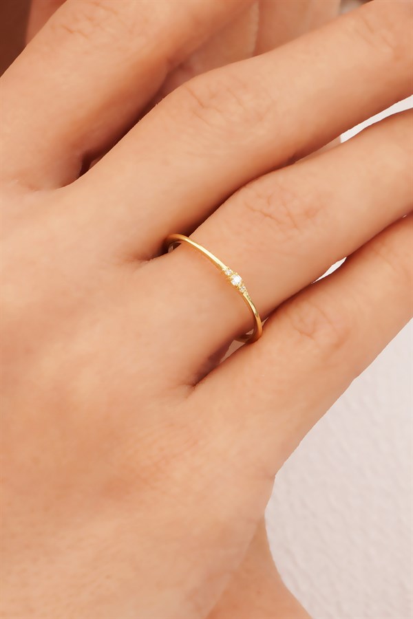 Altın Taşlı Minimal Yüzük