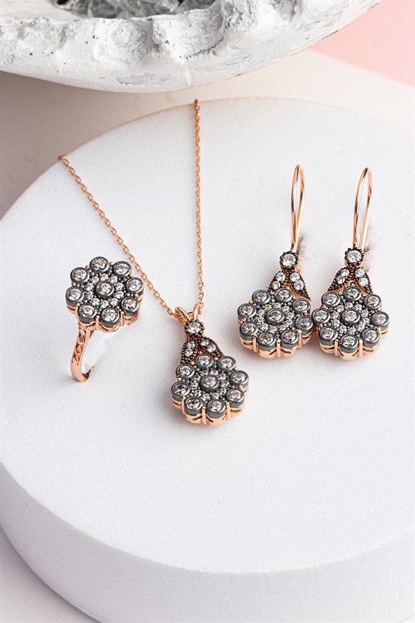 Gümüş Elmas Monürlü Çiçek Taşlı Kolye Küpe Yüzük Set