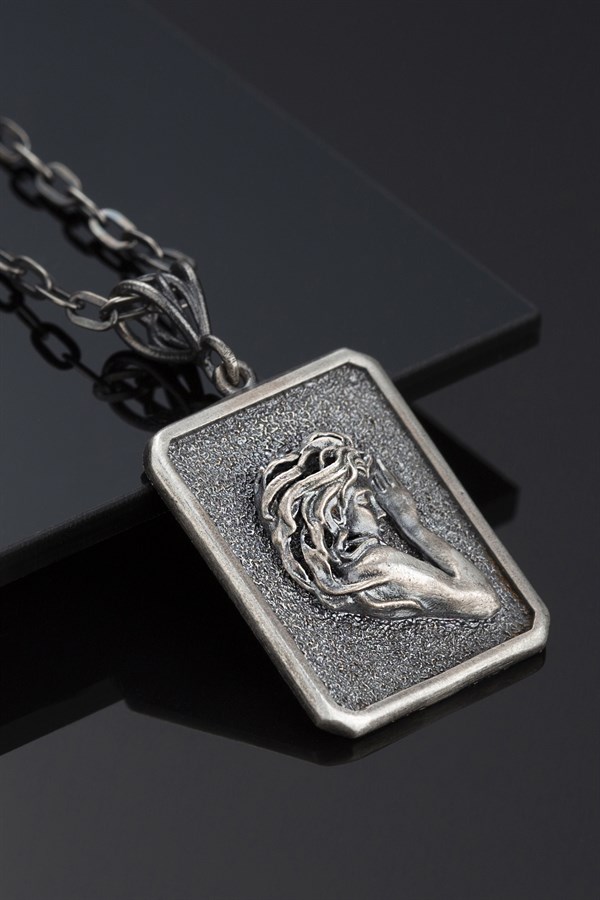 Gümüş Kadın Detaylı Erkek Kolye