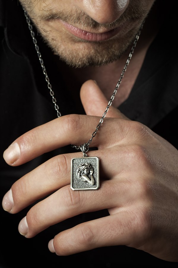 Gümüş Kadın Detaylı Erkek Kolye