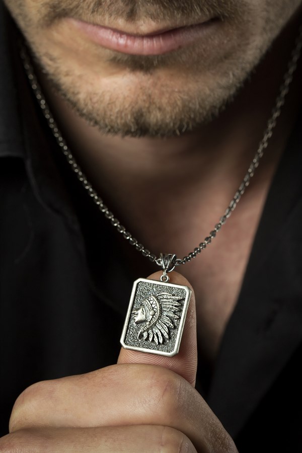 Gümüş Kızılderili Şef Figürlü Erkek Kolye