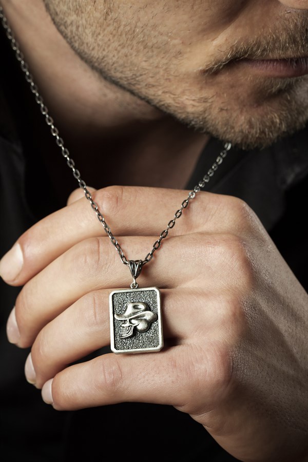 Gümüş Kuru Kafa Figürlü Erkek Kolye