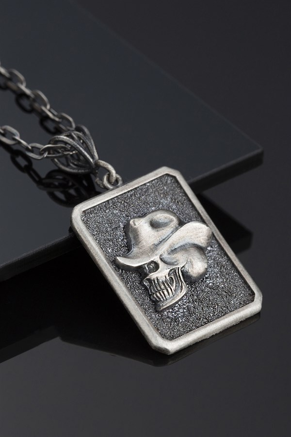 Gümüş Kuru Kafa Figürlü Erkek Kolye