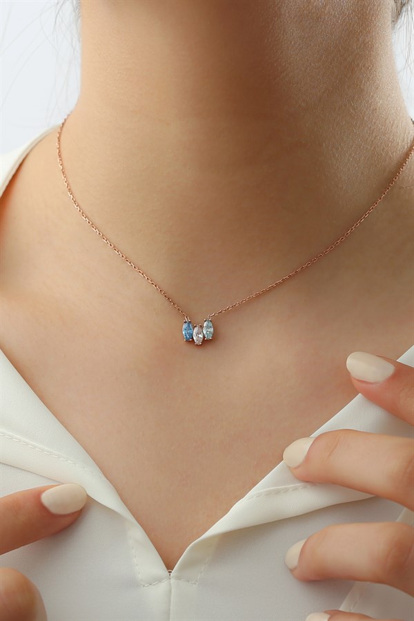 Gümüş Renkli Mekik Taşlı Kolye