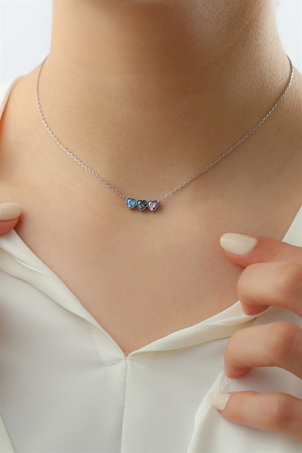 Gümüş Renkli Taşlı Kalpli Kolye