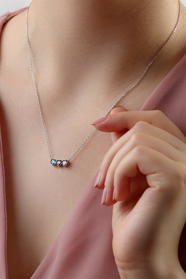 Gümüş Renkli Taşlı Kalpli Kolye