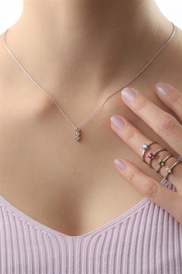 Gümüş Renkli Taşlı Kolye