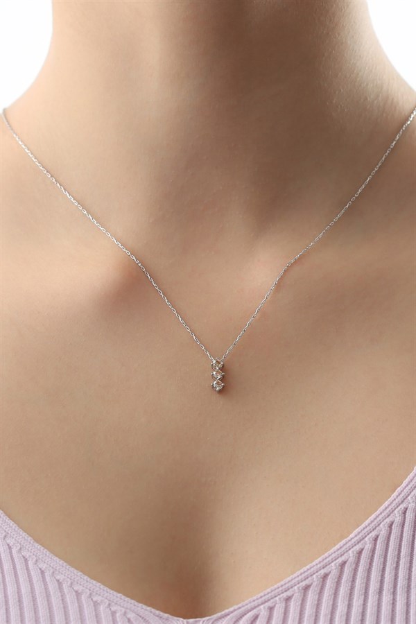 Gümüş Renkli Taşlı Kolye