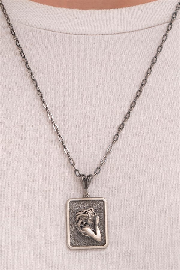 Gümüş Kadın Detaylı Erkek Kolye