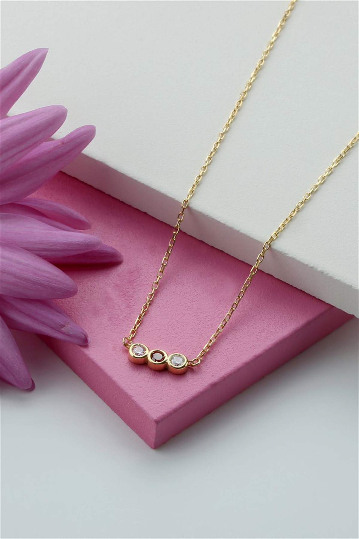 Gümüş Renkli Taşlı Kolye