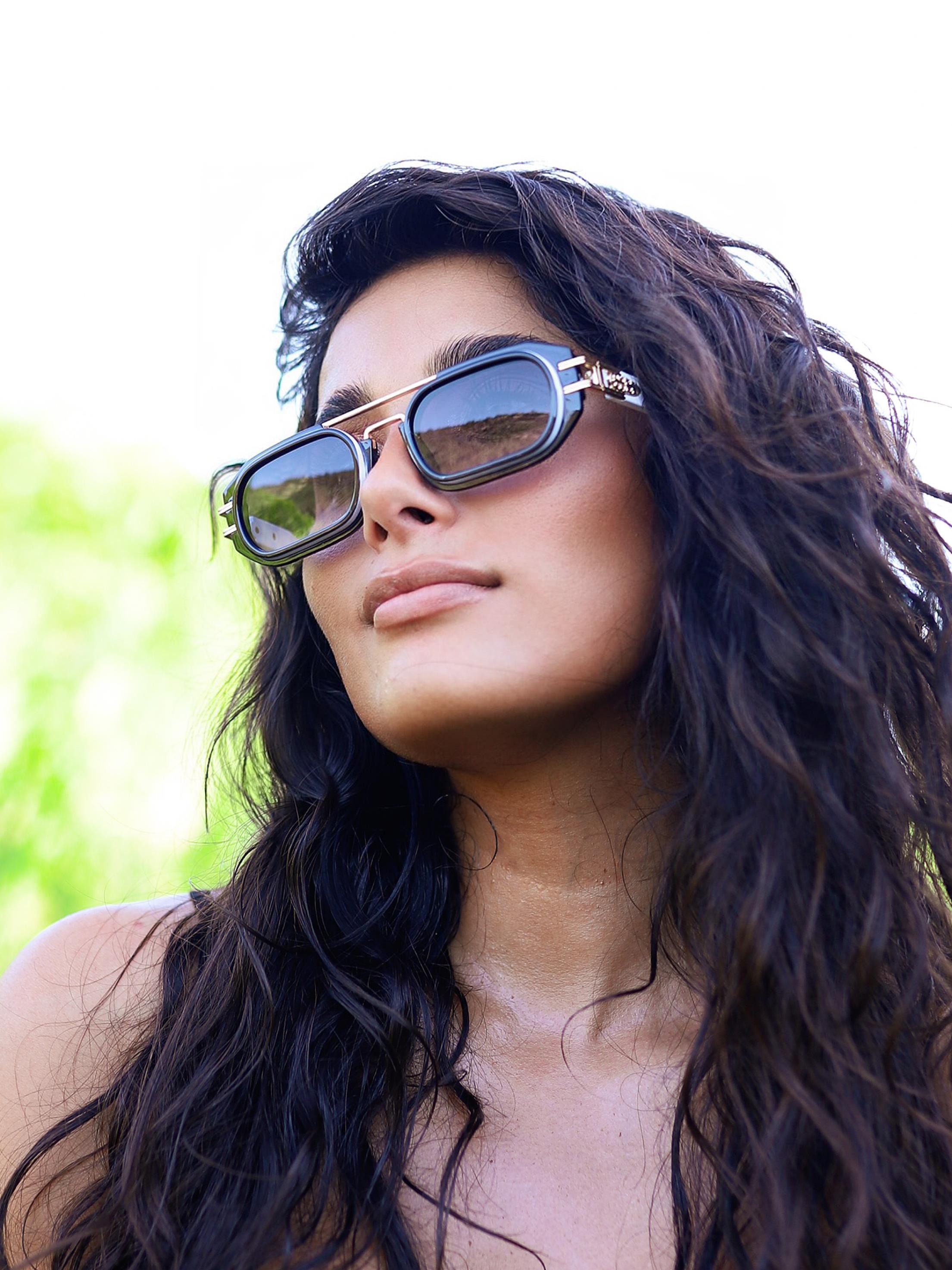 Dikdörtgen Beyaz Detaylı Siyah Çerçeve Siyah Cam Kadın Güneş Gözlüğü