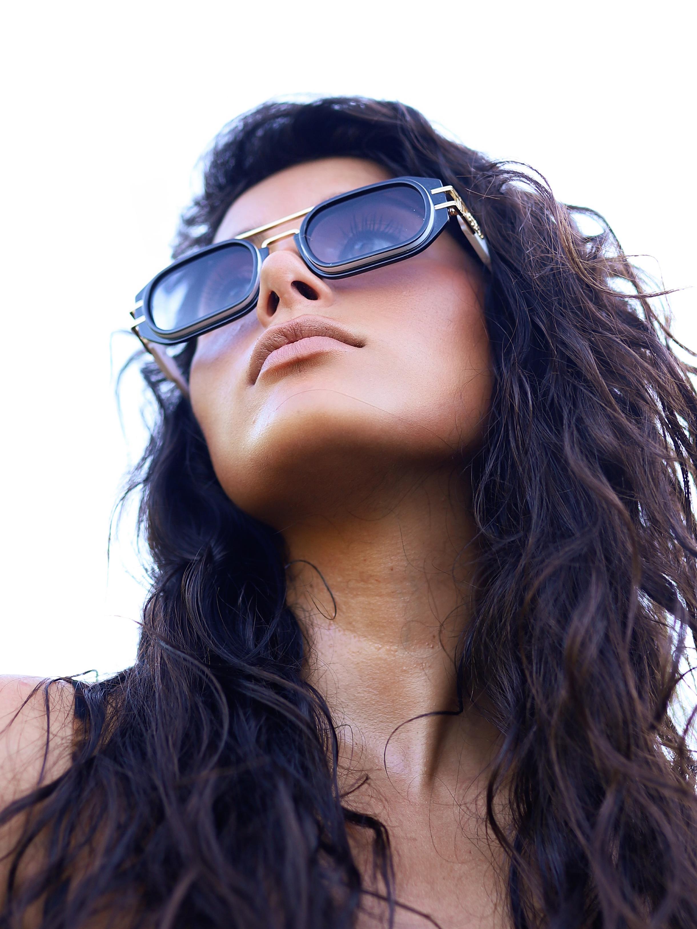 Dikdörtgen Beyaz Detaylı Siyah Çerçeve Siyah Cam Kadın Güneş Gözlüğü