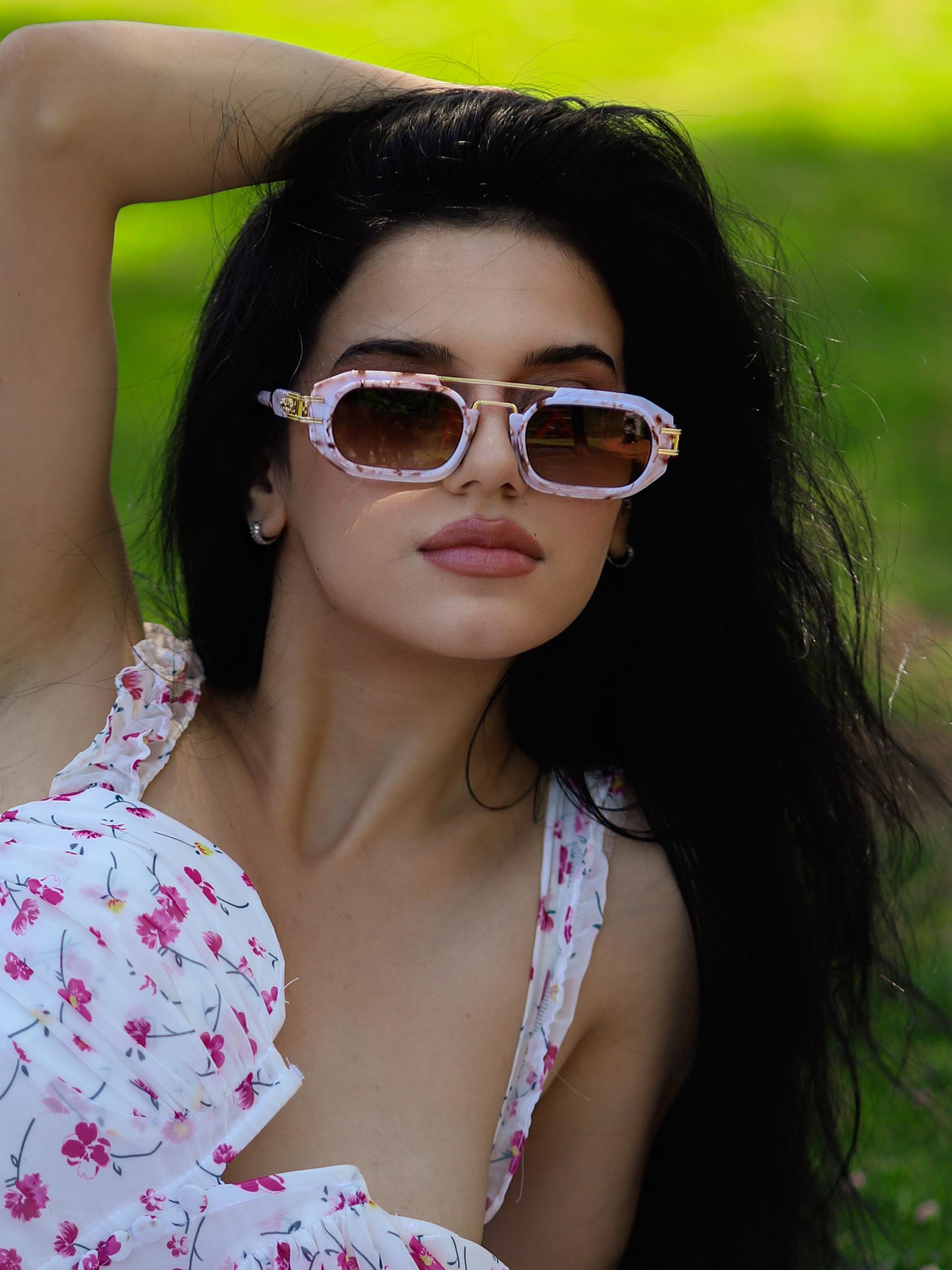 Dikdörtgen Gold Detaylı Mermer Çerçeve Kahverengi Cam Kadın Güneş Gözlüğü