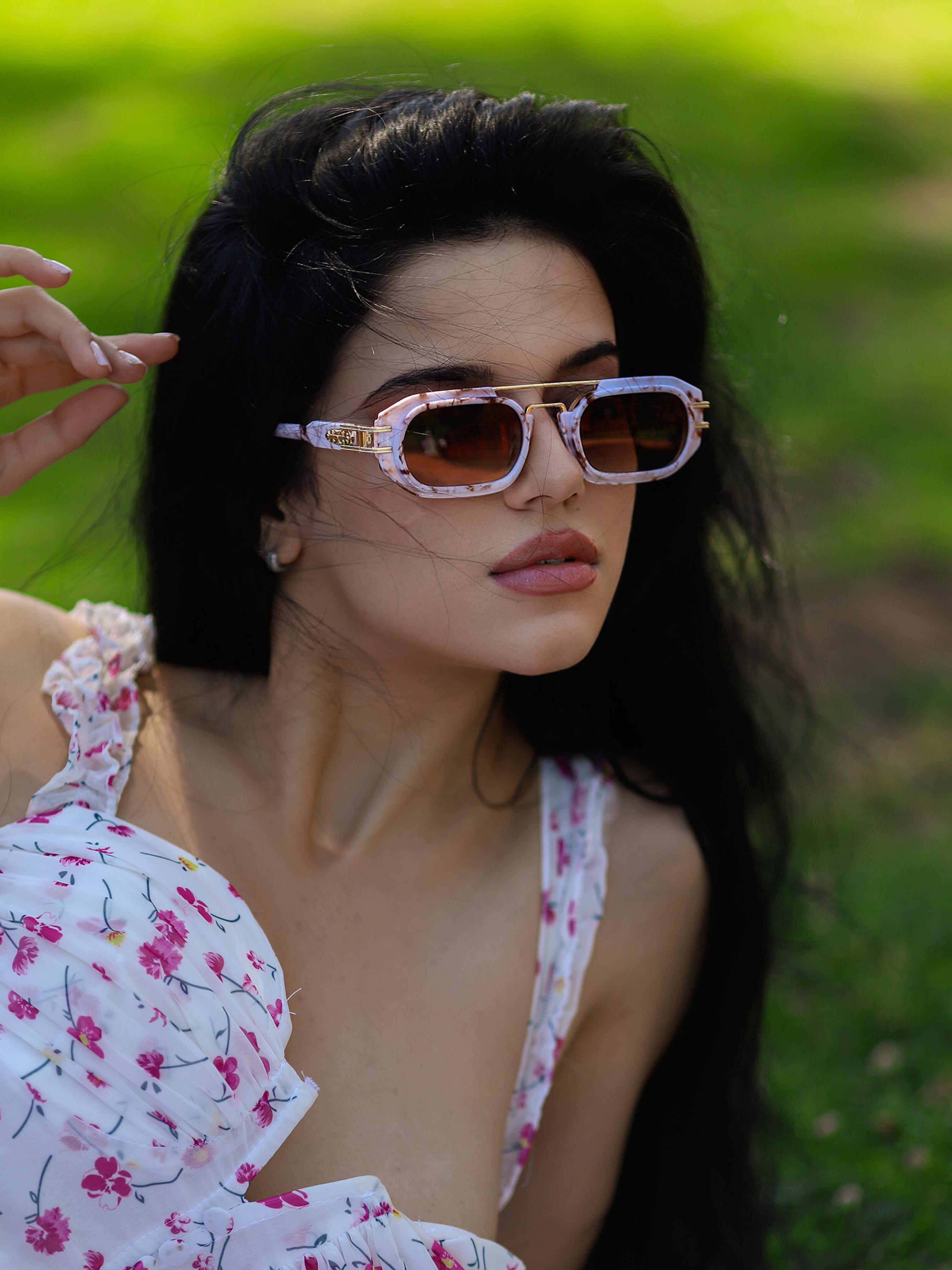 Dikdörtgen Gold Detaylı Mermer Çerçeve Kahverengi Cam Kadın Güneş Gözlüğü