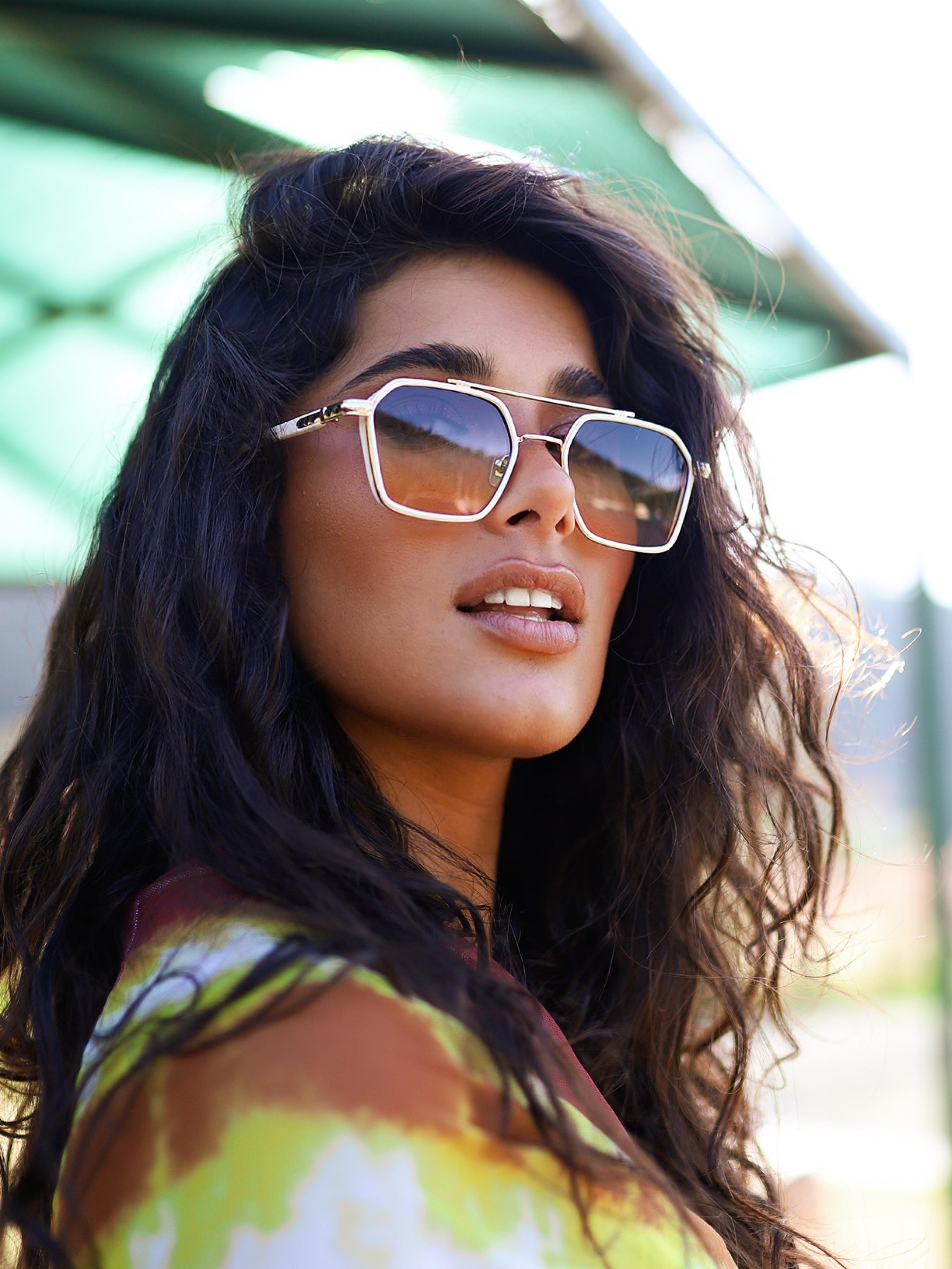 Köşegen Tasarım Krem Çerçeve Siyah Degrade Cam Kadın Güneş Gözlüğü