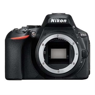 Nikon D5600 + 18-105mm VR Kit